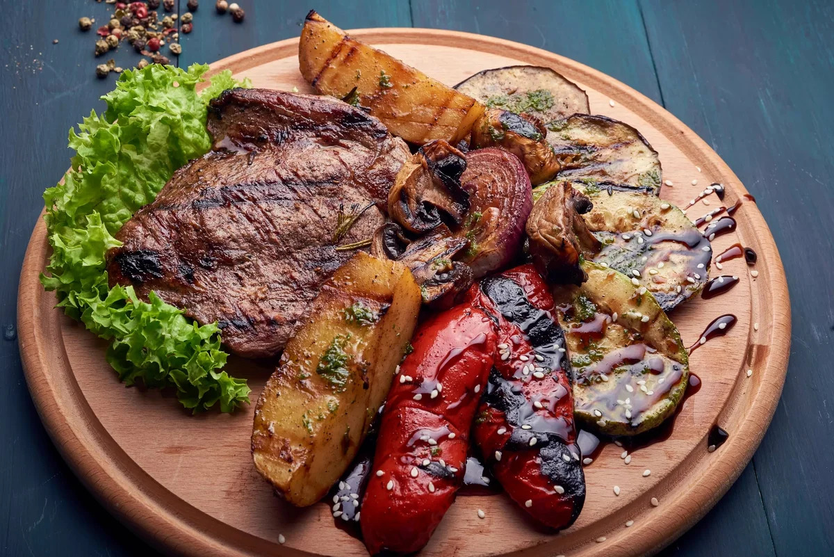Стейк, приготовленный с овощами — это невероятно вкусное блюдо