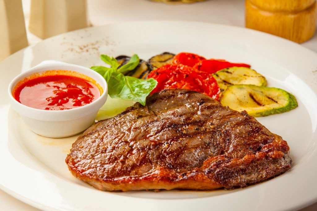 Стейк, приготовленный с овощами — это невероятно вкусное блюдо