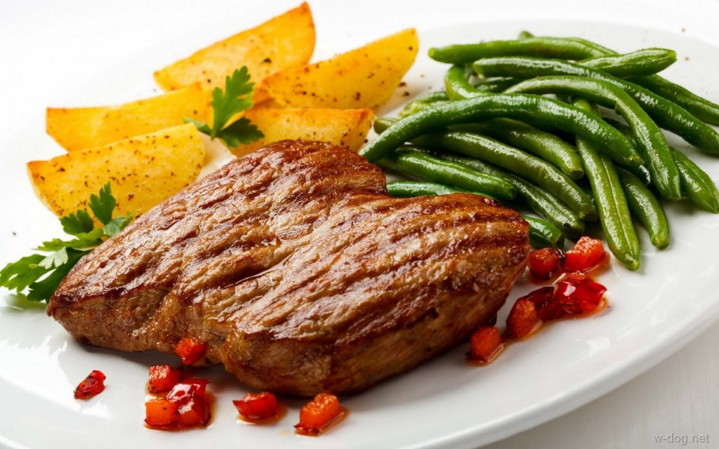 Стейк, приготовленный с овощами — это невероятно вкусное блюдо