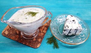 Сливочный соус с чесноком и голубым сыром для стейка